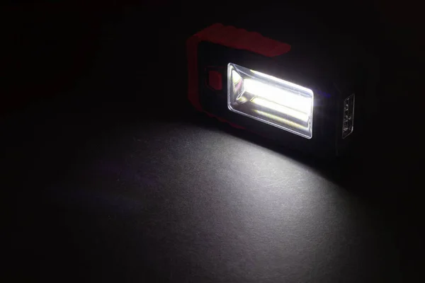 Ficklampa Och Ljusstråle Mörker Modern Ledd Lampa Med Ljus Projektion — Stockfoto