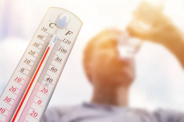 Homme Eau Potable Dans Une Chaleur Extrême Thermomètre Dans Journée — Photo