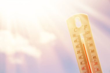 Termometre. Yaz sıcağı veya küresel ısınma iklim değişikliği kavramı