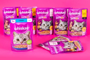Dnipro, Ukrayna - 4 Ağustos 2023: Whiskas marka kedi maması mor paketleri kapatın. Whiskas, Amerikan markası Mars, Inc.