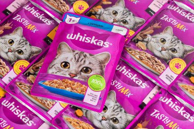 Dnipro, Ukrayna - 4 Ağustos 2023: Süpermarket raflarında satılmaya hazır çeşitli Whiskas kedi mamaları. Arka planda kedi maması