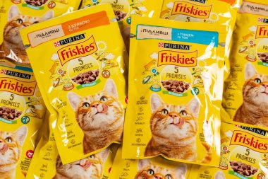 Temmuz 2023. Dnipro, Ukrayna: Bir sürü evcil hayvan yemeği. Nestle Global 'in bir yan kuruluşu olan Nestle Purina PetCare Company' ye ait frizkler.