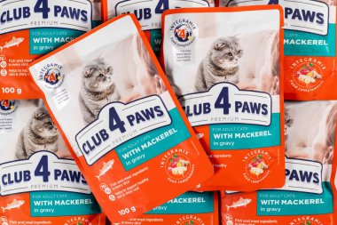 Dnipro, Ukrayna - 4 Ağustos 2023: Club 4 Paws kedi maması süpermarket raflarında satışa sunuldu. Arka planda kedi maması