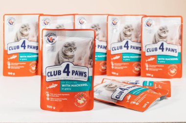 Dnipro, Ukrayna - 4 Ağustos 2023: Club 4 Paws kedi maması süpermarket raflarında satışa sunuldu. Arka planda kedi maması