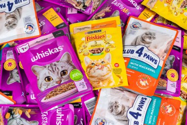 Kedi maması. Frizbiler. - Viski. Kulüp 4 Paws. Pakette kedi maması. Dnipro, Ukrayna - 4 Ağustos 2023.