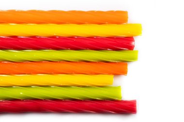 Çubuk şeklinde çok renkli jöle şekerler. Yaklaş..