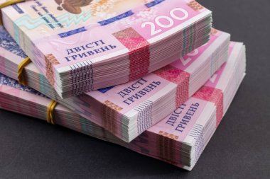 Masada bir paket Hryvnias var. Finansal konsept. Ukrayna parası. Koyu arkaplanda 200 hryvnia