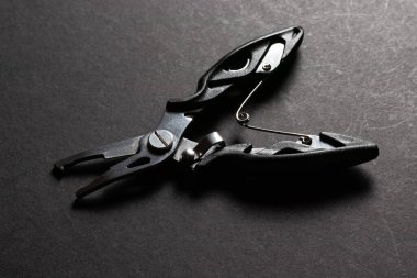 Koyu arkaplanda balık tutmak için pense kullan