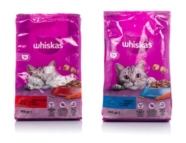 Dnipro, Ukrayna - 25 Ağustos 2023: Viski ürünleri, küresel kedi maması markası, Kedi ve yiyecek