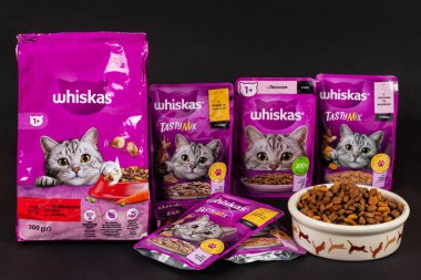 Dnipro, Ukrayna - 25 Ağustos 2023: Viski ürünleri, küresel kedi maması markası, Kedi ve yiyecek