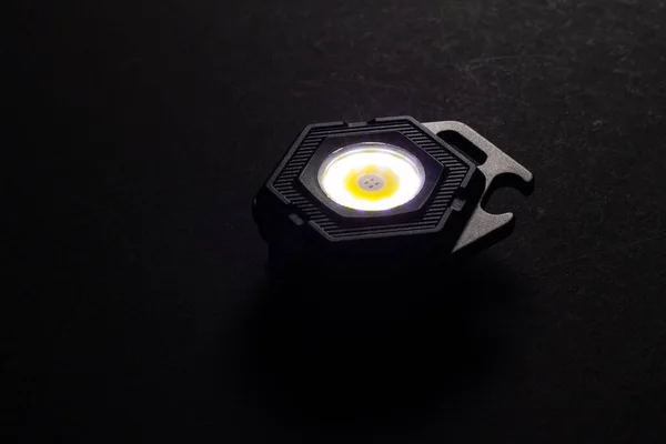 Led Flashlight Anahtarlık Karanlıkta Bir Işık Demeti Karanlık Masa Üzerinde — Stok fotoğraf