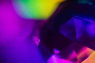 Bulanık neon ışık. Mercek alevi kaplaması. Bokeh floresan flaş parıltısı. Koyu siyah soyut arkaplanda odaklanmış mavi mor renk lekeleri.