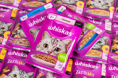 Dnipro, Ukrayna - 4 Ağustos 2023: Whiskas marka kedi maması mor paketleri kapatın. Whiskas, Amerikan markası Mars, Inc.