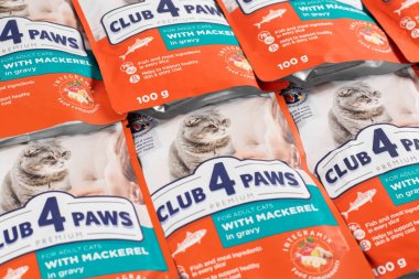 Dnipro, Ukrayna - 4 Ağustos 2023: Club 4 Paws kedi maması süpermarket raflarında satışa sunuldu. Arka planda kedi maması