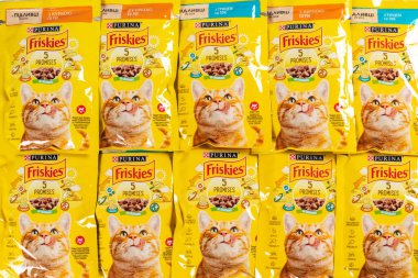 Temmuz 2023. Dnipro, Ukrayna: Bir sürü evcil hayvan yemeği. Nestle Global 'in bir yan kuruluşu olan Nestle Purina PetCare Company' ye ait frizkler.