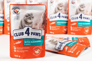 Dnipro, Ukrayna - 4 Ağustos 2023: Club 4 Paws kedi maması süpermarket raflarında satışa sunuldu. Arka planda kedi maması