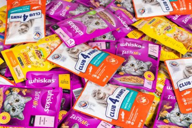 Kedi maması. Frizbiler. - Viski. Kulüp 4 Paws. Pakette kedi maması. Dnipro, Ukrayna - 4 Ağustos 2023.