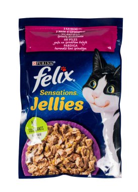 Dnipro, Ukrayna - 18 Ağustos 2023. Purina Felix Sensation, ıslak kedi maması kesesi. Purina Felix, kedilerin günlük ihtiyaçlarını karşılamak için doğru dengeli mineral ve vitamin kombinasyonunu içeriyor..