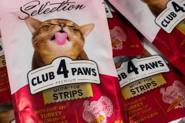 Dnipro, Ukrayna - 18 Ağustos 2023: Club 4 Paws Premium Markalı Kedi maması.