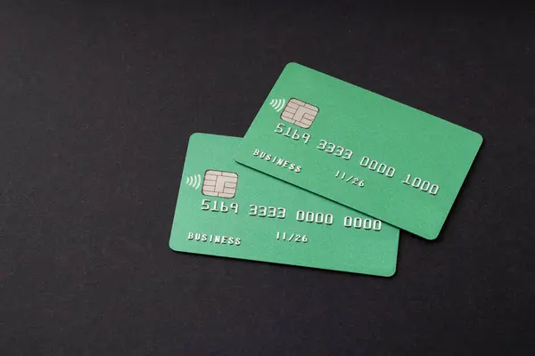 暗い背景に2つのグリーンクレジットカード — ストック写真