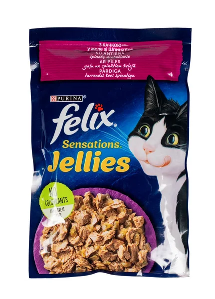 Dnipro, Ukrayna - 18 Ağustos 2023. Purina Felix Sensation, ıslak kedi maması kesesi. Purina Felix, kedilerin günlük ihtiyaçlarını karşılamak için doğru dengeli mineral ve vitamin kombinasyonunu içeriyor..