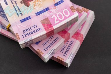 Bir yığın Ukrayna parası Hryvnia. Grivna, Hryvna ve 200 banknot..