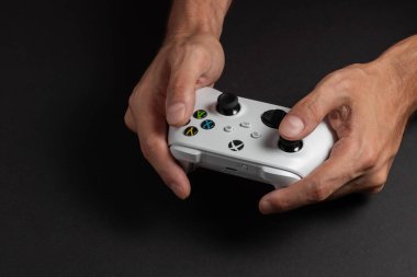 30 Ağustos 2023, Dnipro, Ukrayna: Koyu arkaplanda insan eli üzerinde Xbox S denetleyici