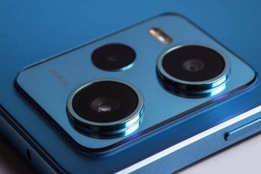 Seçici odaklı akıllı telefon üçlü kamera görüntüsü.