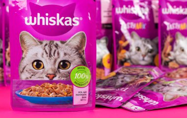 Dnipro, Ukrayna - 4 Ağustos 2023: Süpermarket raflarında satılmaya hazır çeşitli Whiskas kedi mamaları. Arka planda kedi maması