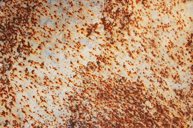 Paslanmış beyaz boyalı metal duvar. Rust çizgiler ile paslı metal arka plan. Pas lekeleri. Metal yüzey paslanmış lekeler. metal pas dokusu arka plan.