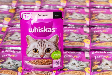 Dnipro, Ukrayna - 4 Ağustos 2023: Whiskas marka kedi maması mor paketleri kapatın. Whiskas, Amerikan markası Mars, Inc.