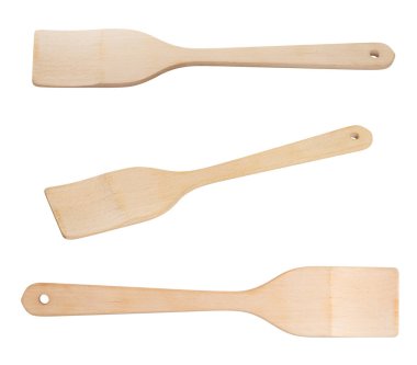 Tahta spatula kürek kızartma tavası beyaz arka planda izole edilmiş. Kızartma tavasında yemek pişirirken karıştırmak için ahşaptan yapılmış mutfak gereçleri..