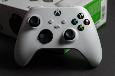 Xbox Serisi S oyun denetleyici ve kutu - 30 Ağustos 2023 - Dnipro, Ukrayna.