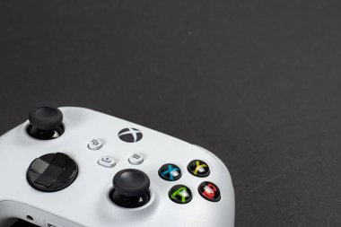 Xbox Serisi S oyun kontrolörü - 30 Ağustos 2023 - Dnipro, Ukrayna.
