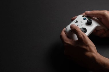 30 Ağustos 2023, Dnipro, Ukrayna: Koyu arkaplanda insan eli üzerinde Xbox S denetleyici