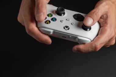 30 Ağustos 2023, Dnipro, Ukrayna: Koyu arkaplanda insan eli üzerinde Xbox S denetleyici