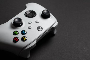 30 Ağustos 2023 - Dnipro, Ukrayna: Beyaz kontrolcü xbox serisi S oyun alanı, karanlık arka planda oyun konsolu. Bilgisayar oyunu yarışması video oyunu denetimi kavramı.