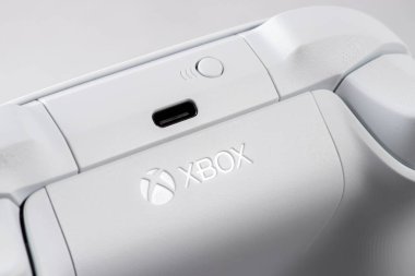 Xbox Serisi S oyun denetleyicisi - 30 Ağustos 2023 - Dnipro, Ukrayna.
