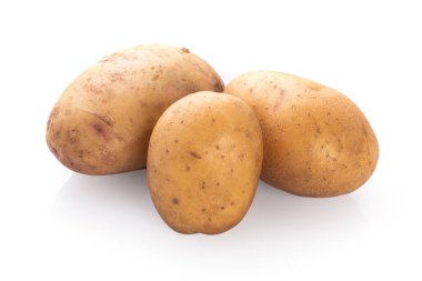 Beyaz arka planda izole edilmiş yeni patates. Yakın plan..
