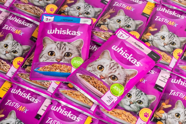 Dnipro, Ukrayna - 4 Ağustos 2023: Whiskas marka kedi maması mor paketleri kapatın. Whiskas, Amerikan markası Mars, Inc.
