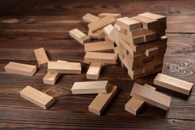 Tahta oyunu kopyalama alanı ile engeller, tahta bloklar yukarıdan bakıldığında, Jenga, İşadamı stratejisini yönetir, eğitim, risk, gelişim ve büyüme kavramı