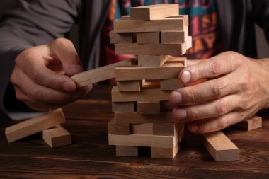 Bina planında veya mimari projede ağaç kulesi oyunu oynayan mühendisin eli.