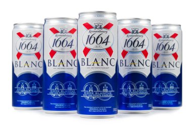 Dnipro, Ukrayna, 13 Ekim 2023: Kronenbourg 1664 Blanc marka alüminyum bira kutuları beyaz arka planda Carlsberg Grubu 'na aittir..