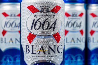 Dnipro, Ukrayna, Ekim 13, 2023: Kronenbourg Blanc 1664 bira kutularının üzerine su damlaları. 1664 Blanc, Fransız bira fabrikası Kronenbourg 'dan dünya çapında ihraç edilen buğday birasıdır.