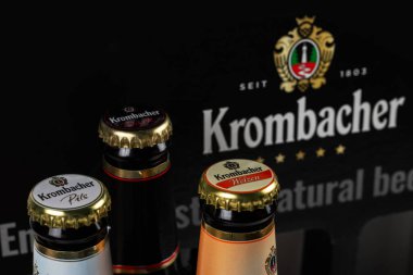 Dnipro, Ukrayna, 18 Ekim 2023: Krombacher Weizen logo arka planında Dark bira üretiyor Krombacher bira fabrikası 1803 yılında Almanya 'da kuruldu..
