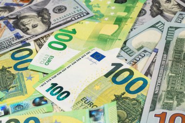 Çok sayıda 100 dolar ve 100 avroluk banknotlar.