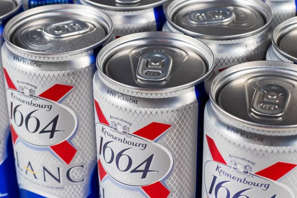 Dnipro, Ukrayna, 13 Ekim 2023 Kronenbourg 1664 Blanc bira kutusu. Fransız birası. Hipermarkette indirim..