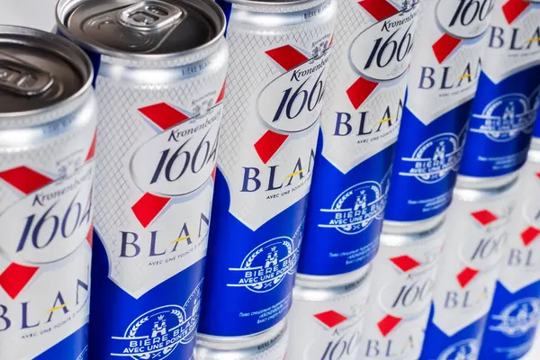 Dnipro, Ukrayna, 13 Ekim 2023 Kronenbourg 1664 Blanc bira kutusu. Fransız birası. Hipermarkette indirim..