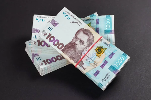 Pakke Med Bøtter Bordet Finansiell Konsept Ukrainske Penger 1000 Kroner stockbilde