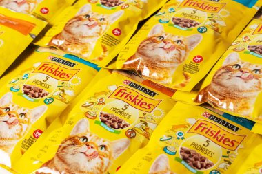 Temmuz 2023. Dnipro, Ukrayna: Bir sürü evcil hayvan yemeği. Nestle Global 'in bir yan kuruluşu olan Nestle Purina PetCare Company' ye ait frizkler.